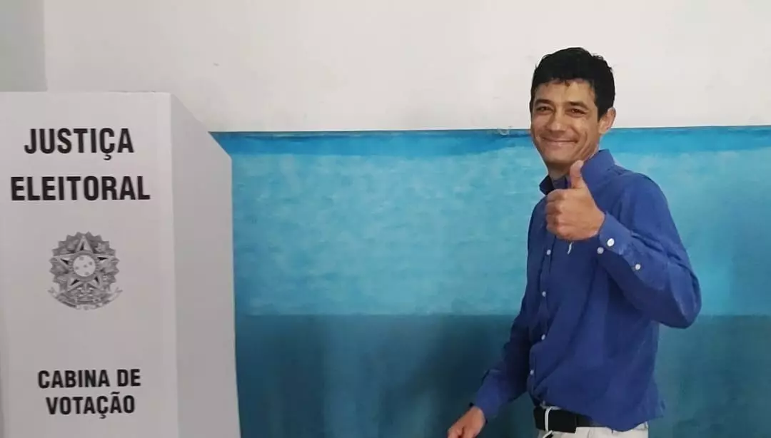Pacífico Júnior vota na manhã deste domingo no Centro de Santos Dumont